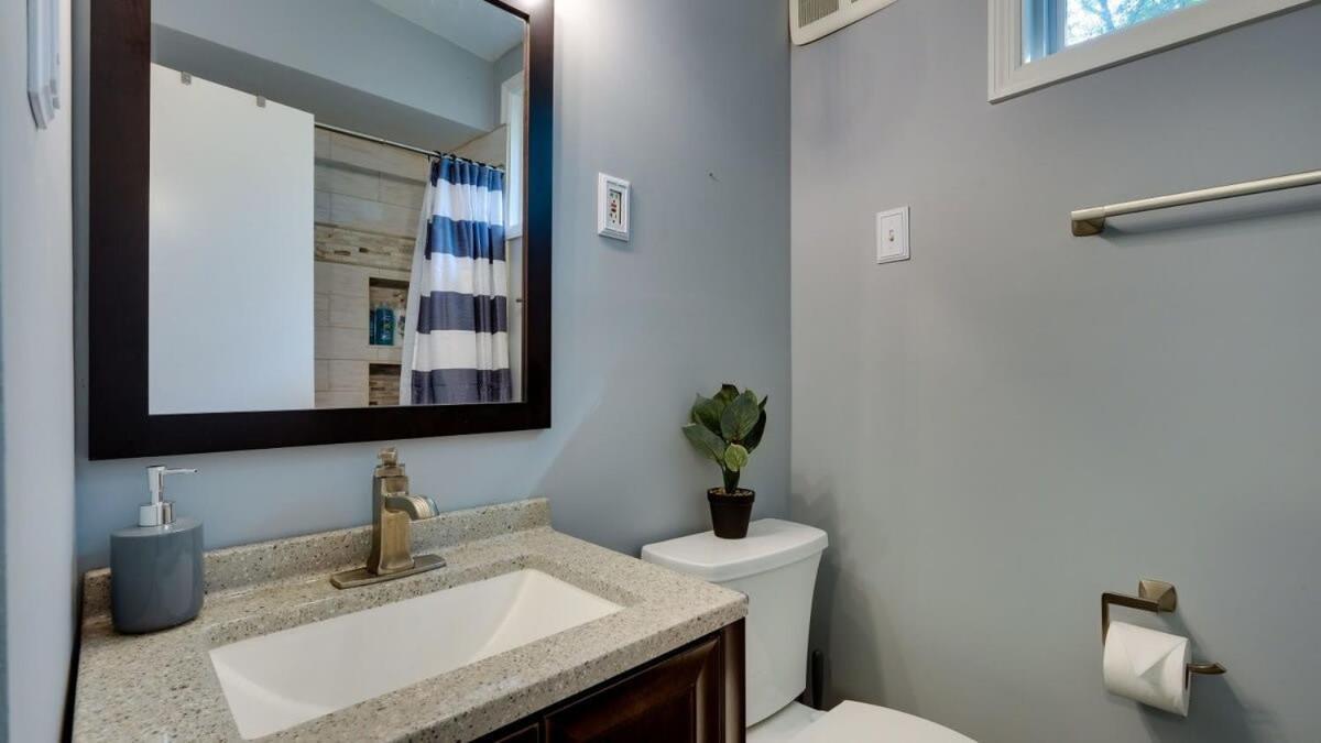 Halcyon Hangout-mins To Downtown-ping Pong-pets Holiday home Savannah