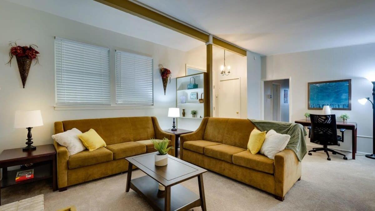 Halcyon Hangout-mins To Downtown-ping Pong-pets Holiday home Savannah