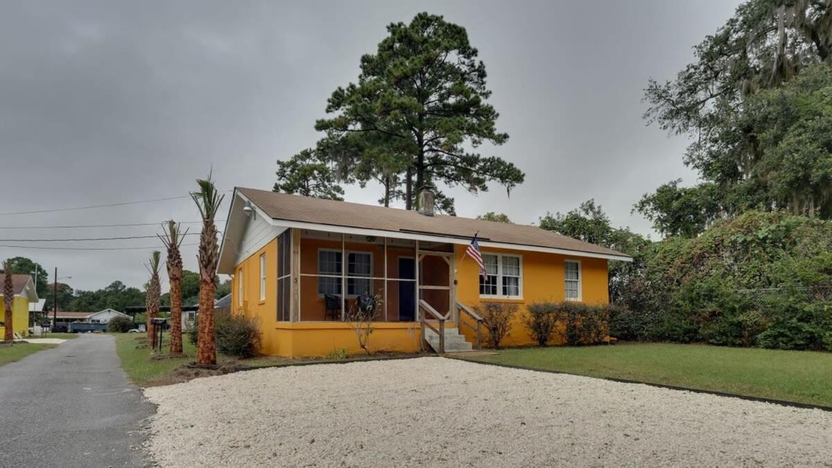 Retro Rainbow At Herb River-highlighter Hideaway #5 Holiday home