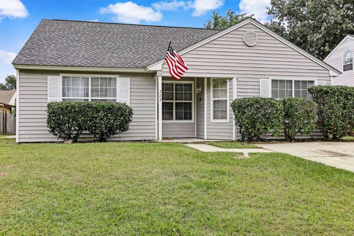 Fenced Yard Lovely At Laurelwood Holiday home Savannah