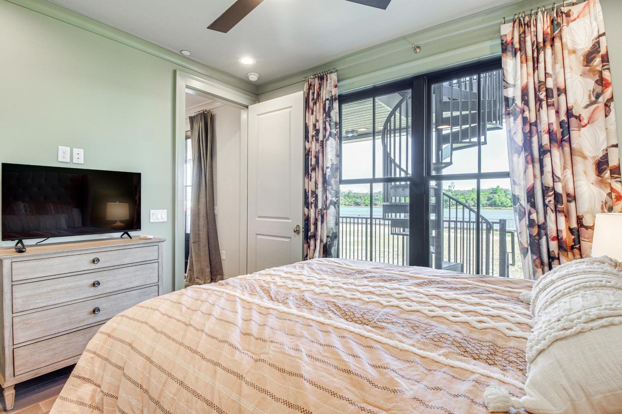 Idyllic With River Views! Apartment Savannah