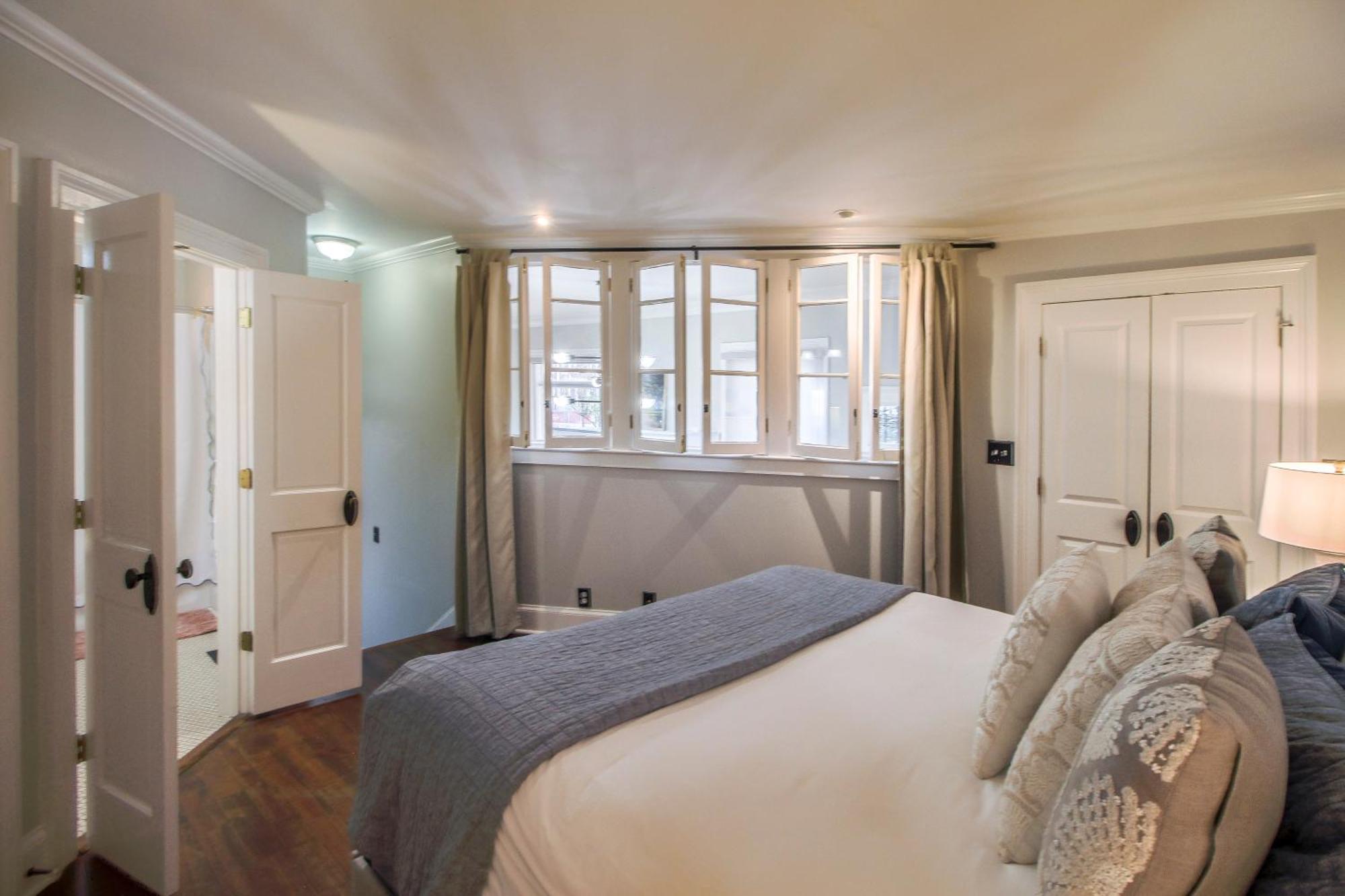 Walk To It In Downtown, Double King Beds Apartment