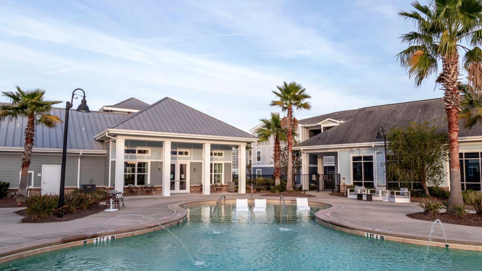 Landing At Latitude At Godley Station - 1 Bedroom In * Savannah