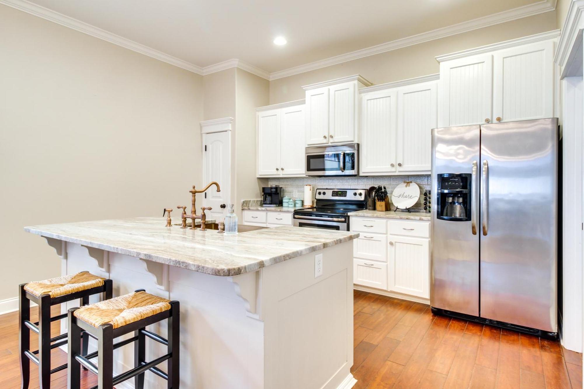 Chic Thomas Square In Walkable Location! *