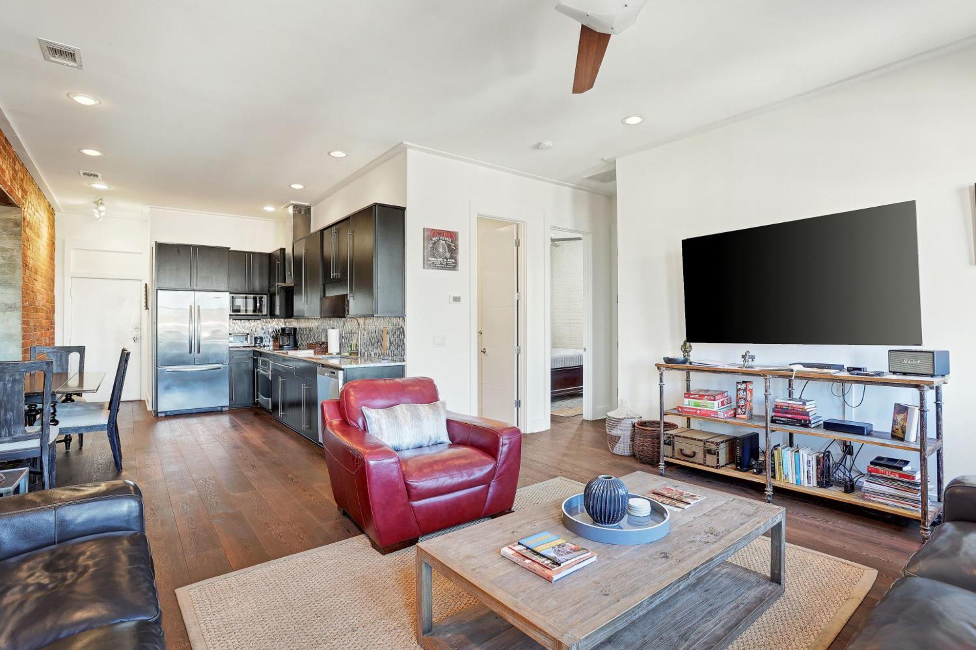 Corner View Broughton Penthouse With Free Reserved Parking Apartment Savannah