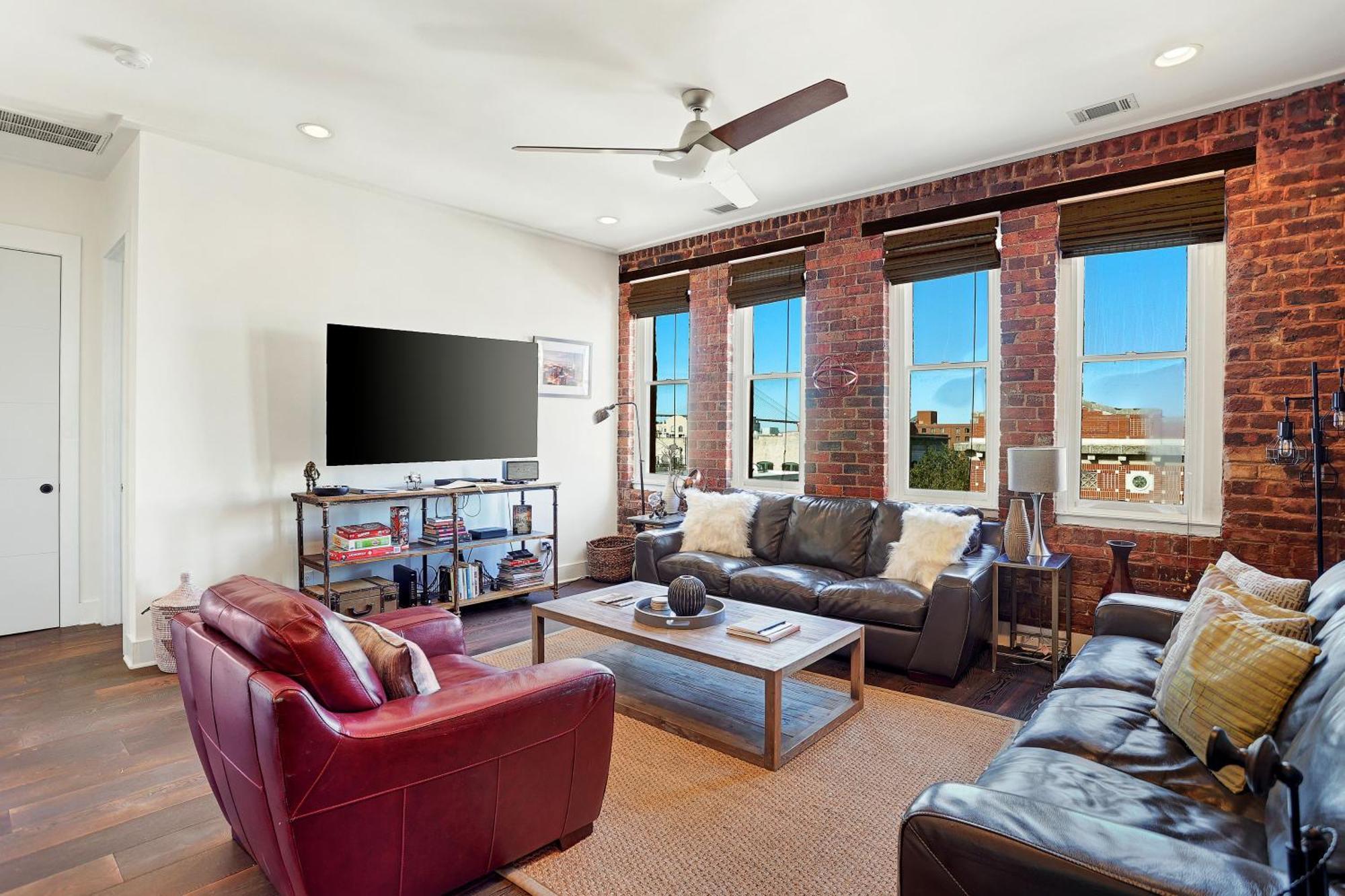 Apartment Corner View Broughton Penthouse With Free Reserved Parking Savannah