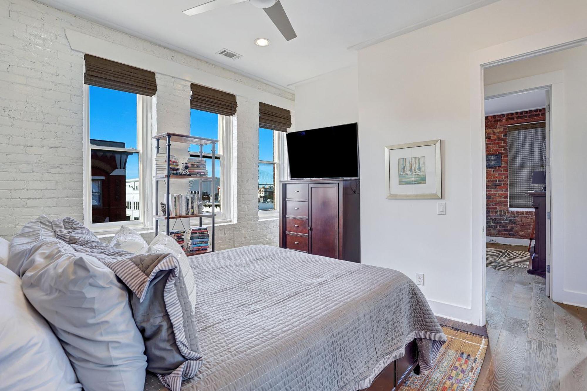 Corner View Broughton Penthouse With Free Reserved Parking *
