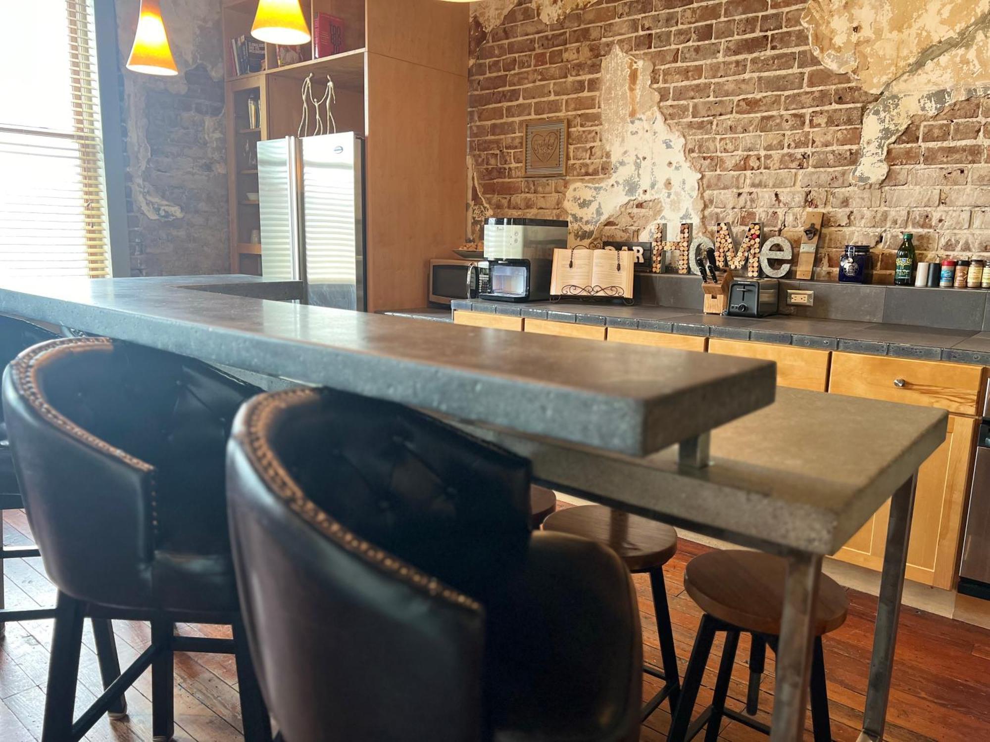Apartment Penthouse On Broughton With Free Reserved Parking *