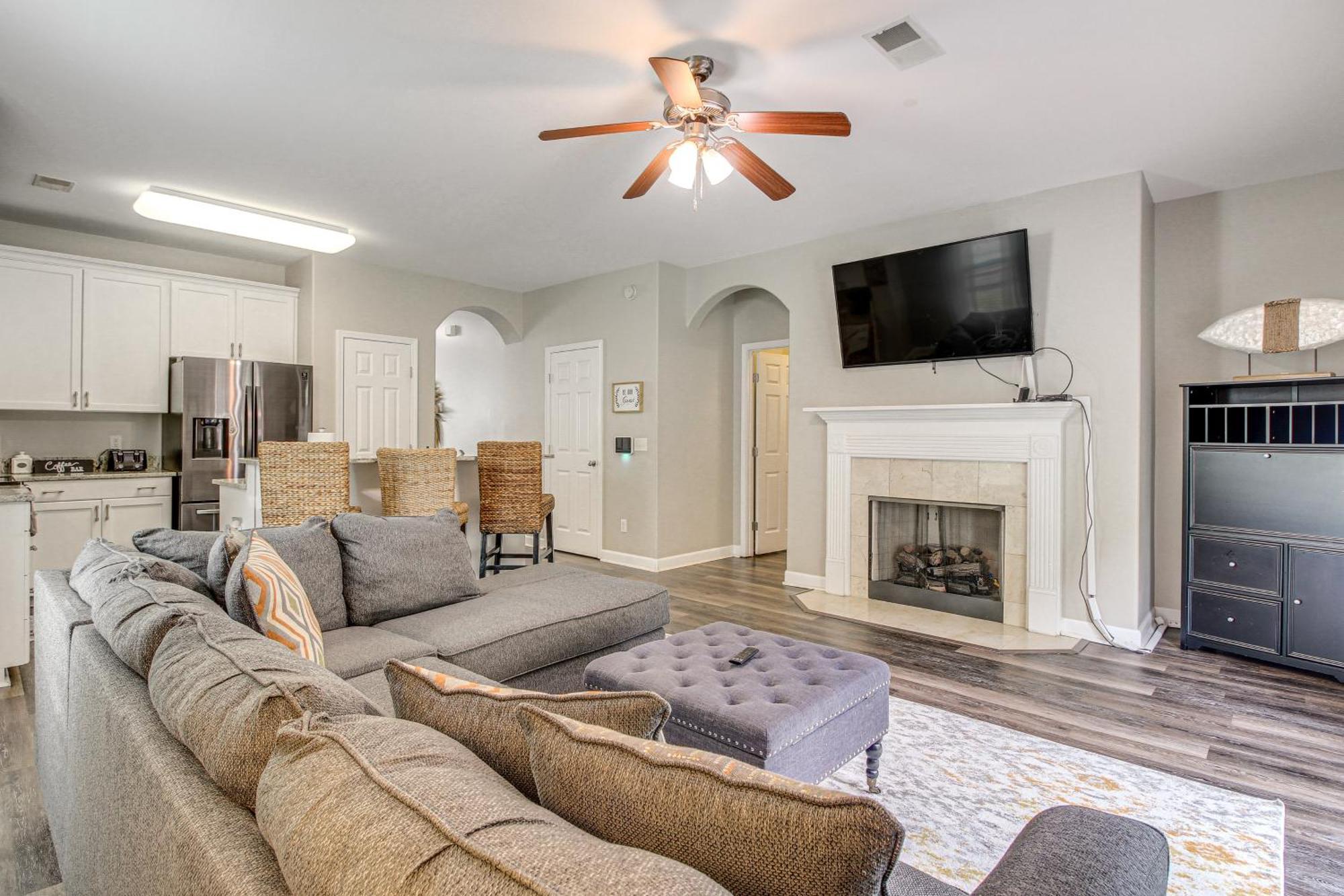 Spacious Pooler With Family-friendly Perks