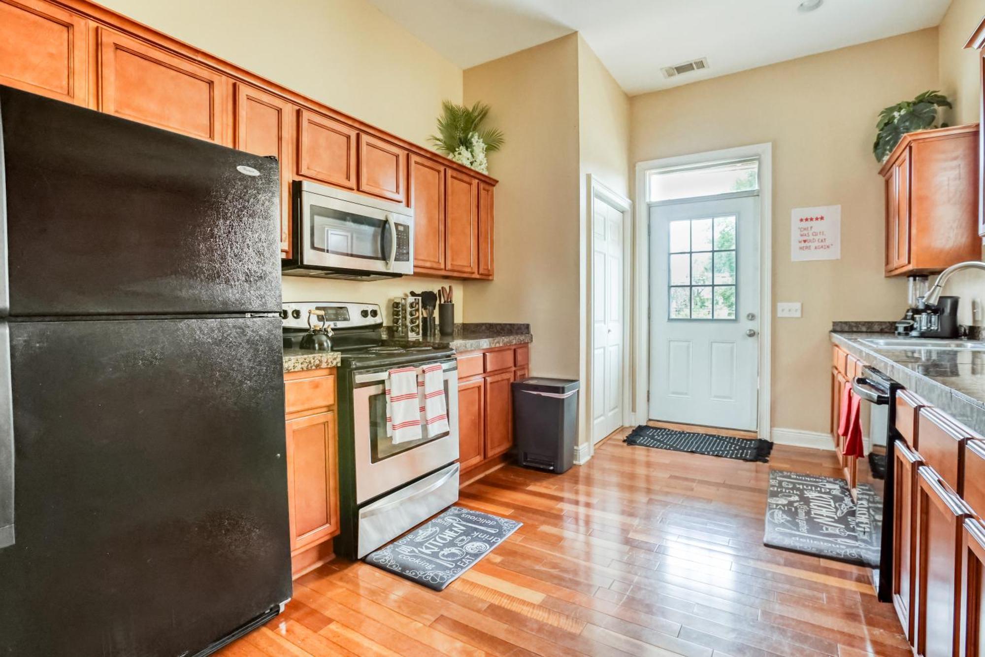 14 Ppl, Spacious Backyard, Hammock, Fitness Equipment, Near Down Town