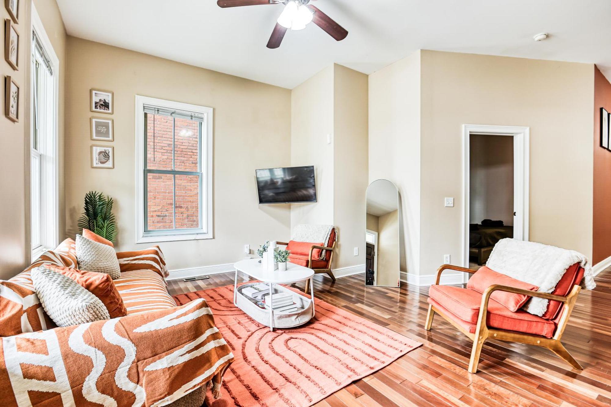 Apartment 14 Ppl, Spacious Backyard, Hammock, Fitness Equipment, Near Down Town *