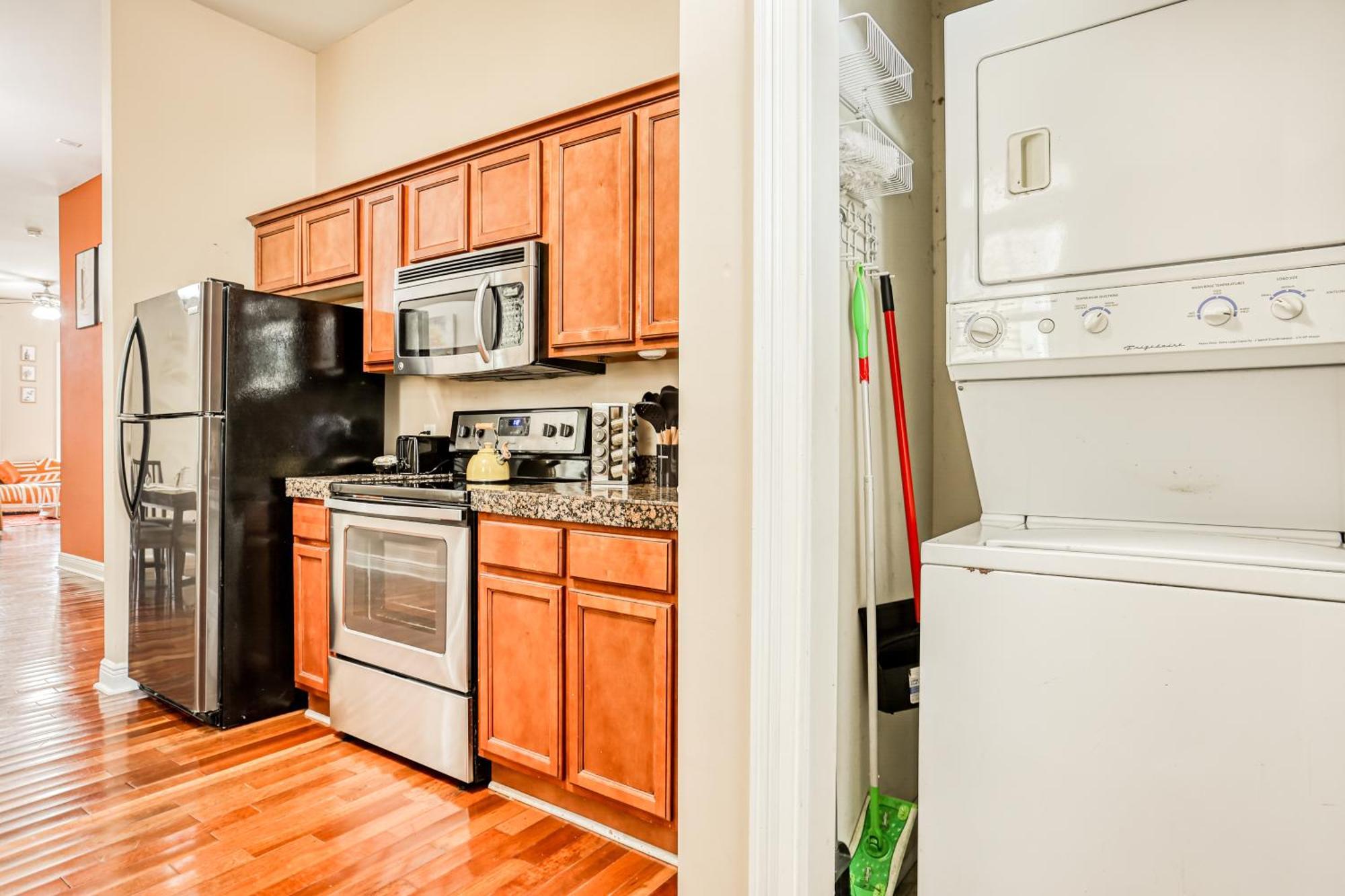 Apartment 14 Ppl, Spacious Backyard, Hammock, Fitness Equipment, Near Down Town *