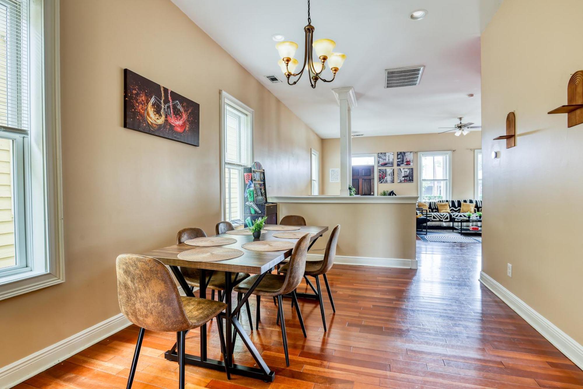 Apartment 14 Ppl, Spacious Backyard, Hammock, Fitness Equipment, Near Down Town *