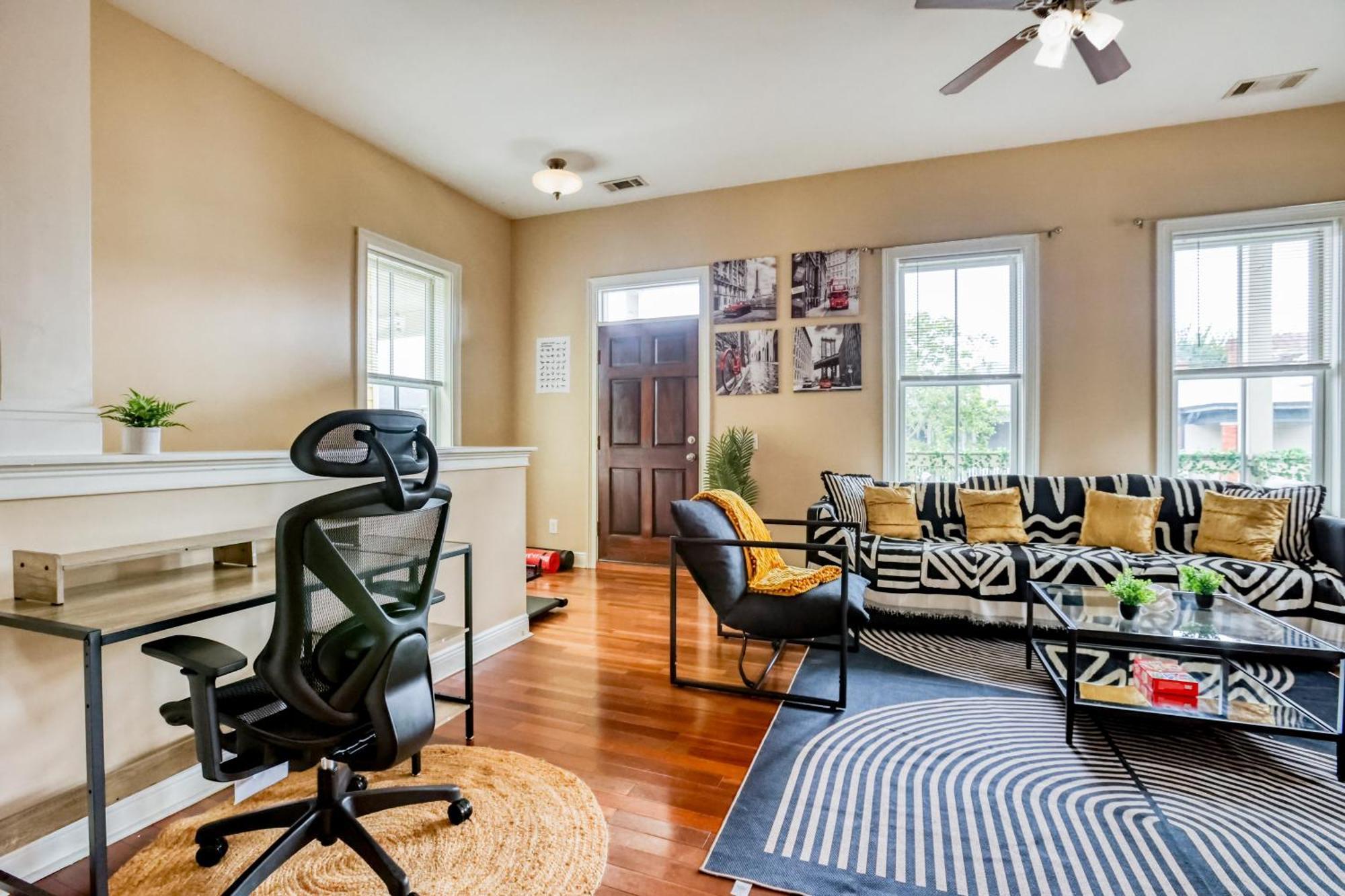 14 Ppl, Spacious Backyard, Hammock, Fitness Equipment, Near Down Town Apartment