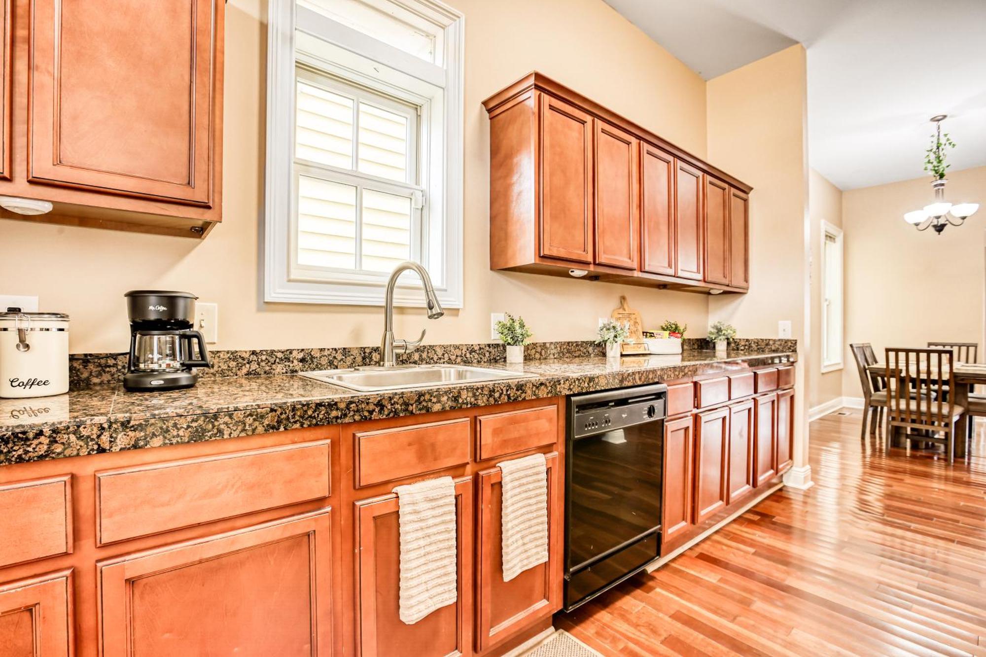 14 Ppl, Spacious Backyard, Hammock, Fitness Equipment, Near Down Town *