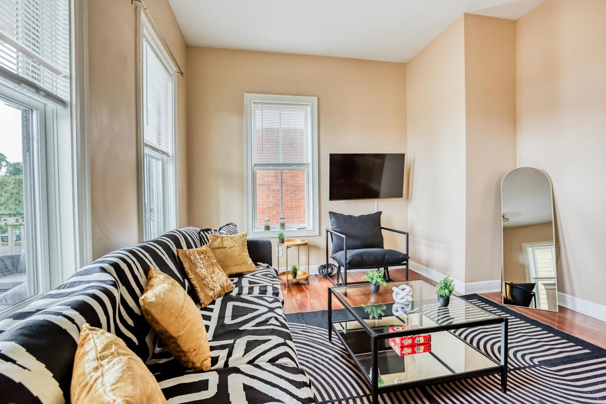 Apartment 14 Ppl, Spacious Backyard, Hammock, Fitness Equipment, Near Down Town *