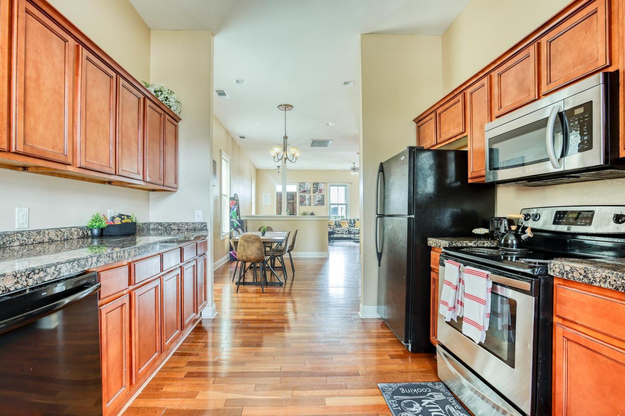 14 Ppl, Spacious Backyard, Hammock, Fitness Equipment, Near Down Town Apartment *