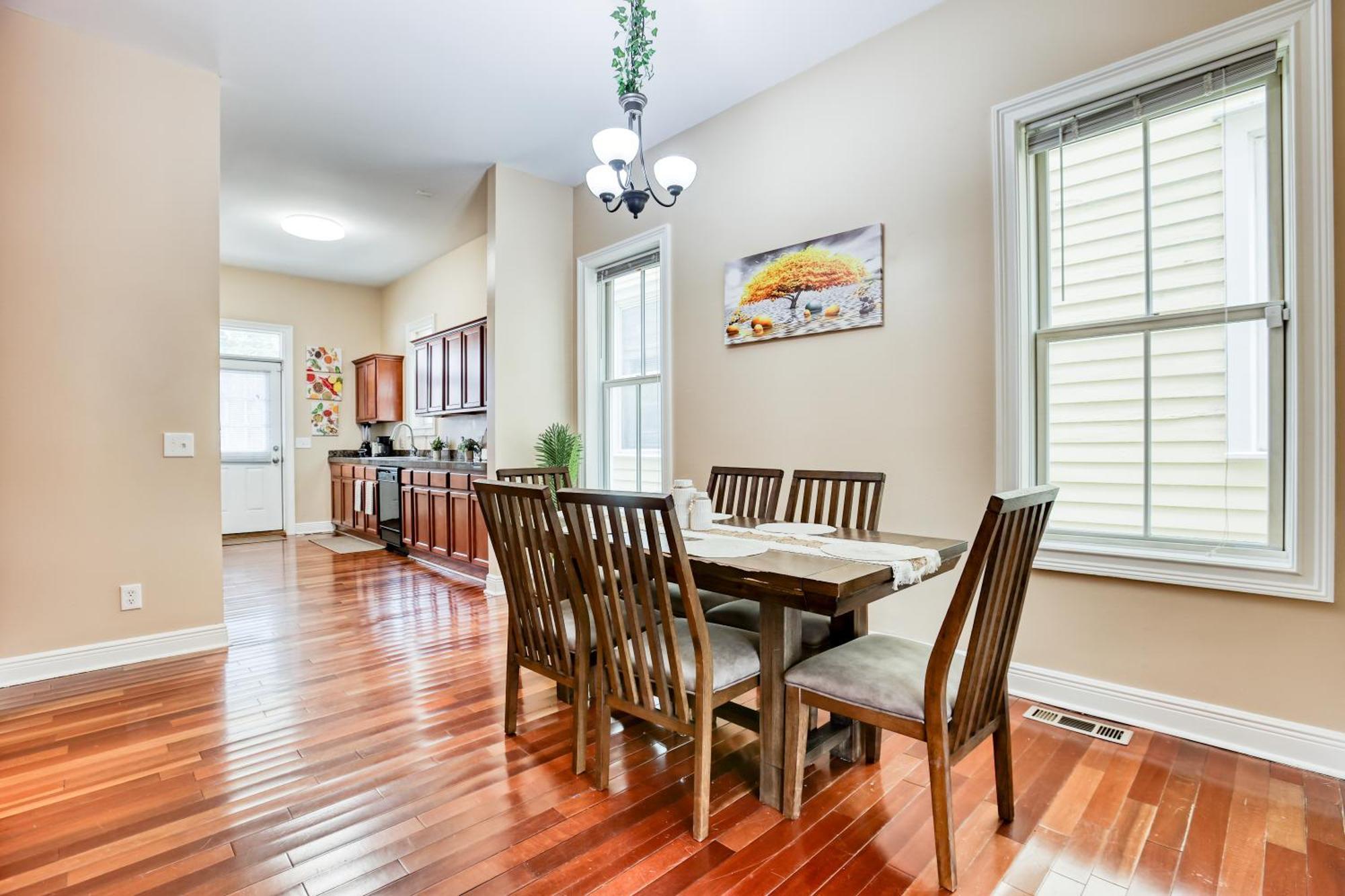 14 Ppl, Spacious Backyard, Hammock, Fitness Equipment, Near Down Town Apartment
