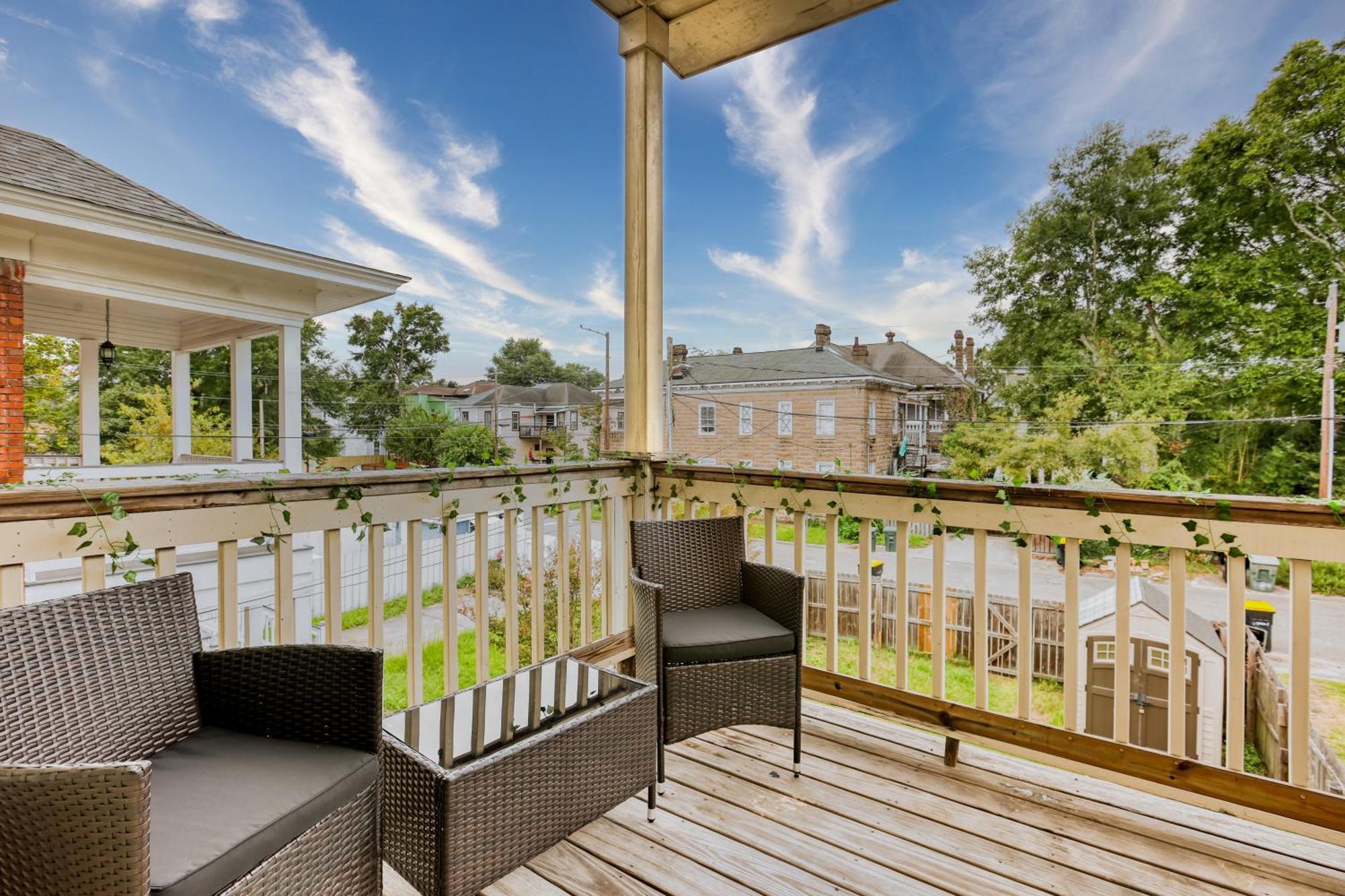 Apartment 14 Ppl, Spacious Backyard, Hammock, Fitness Equipment, Near Down Town *