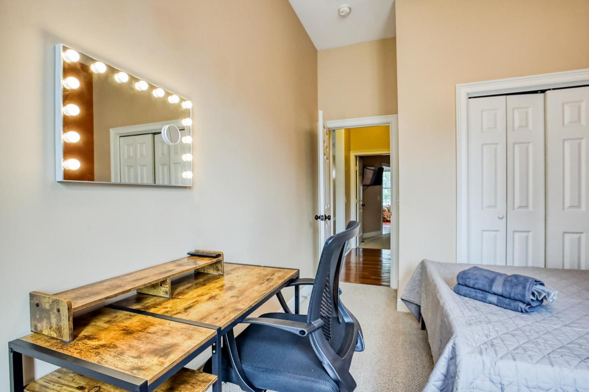 Apartment 7 Ppl, Down Town, Spacious Backyard & Bbq