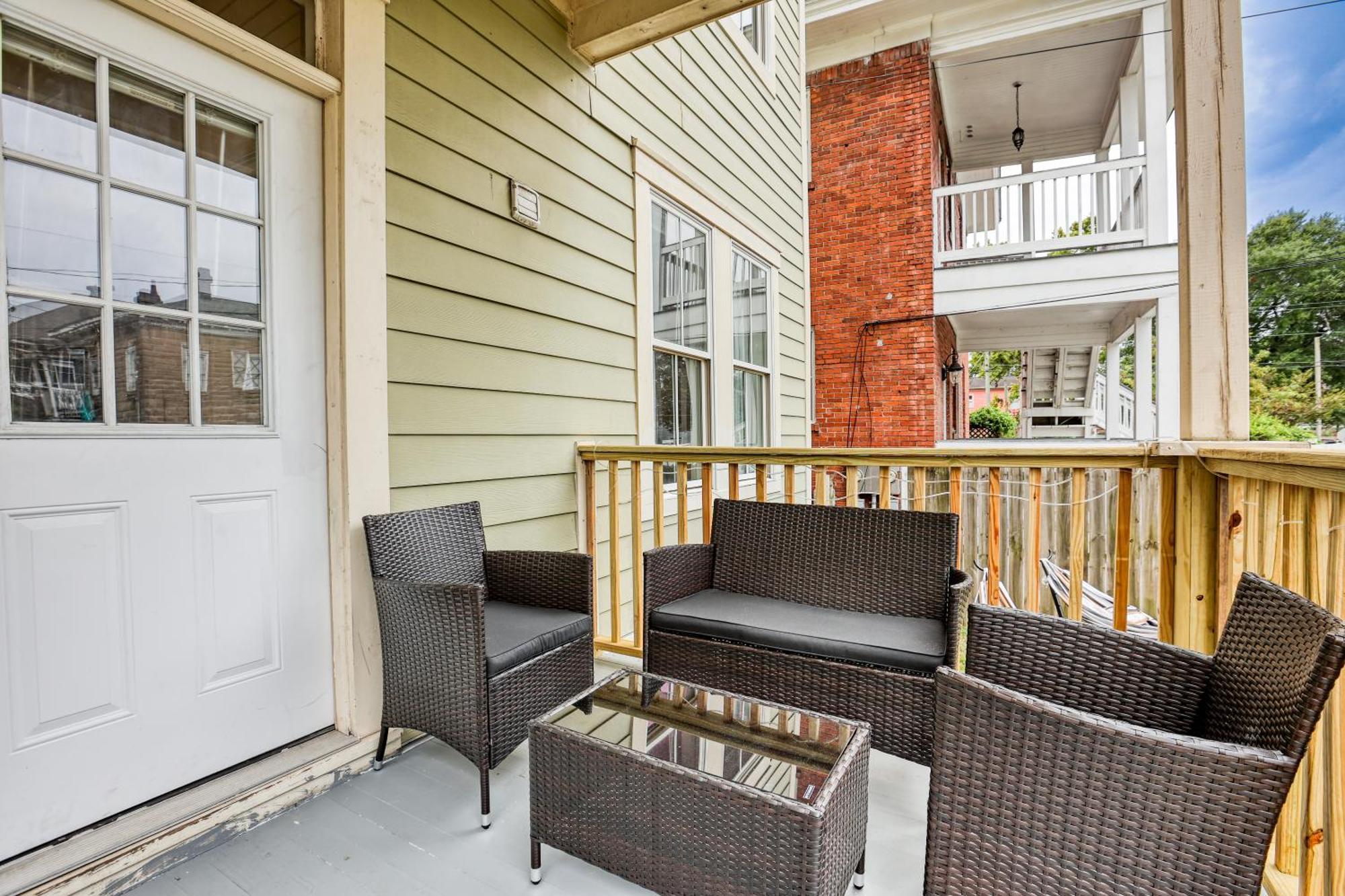 7 Ppl, Down Town, Spacious Backyard & Bbq Apartment