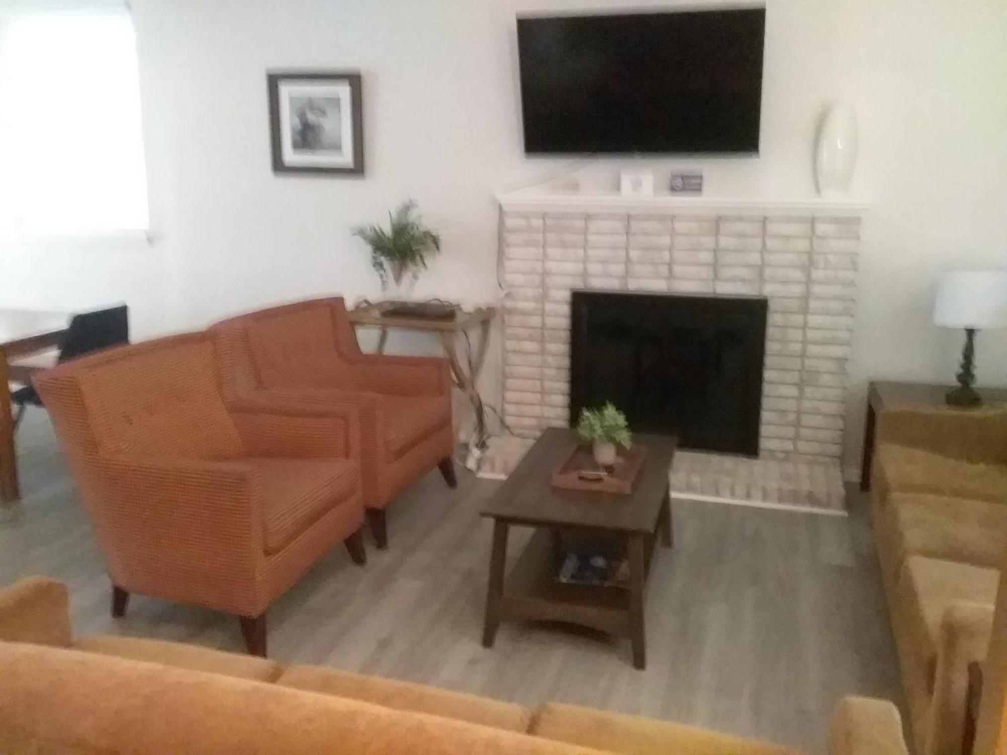 Halcyon Hangout-mins To Downtown-ping Pong-pets Holiday home Savannah