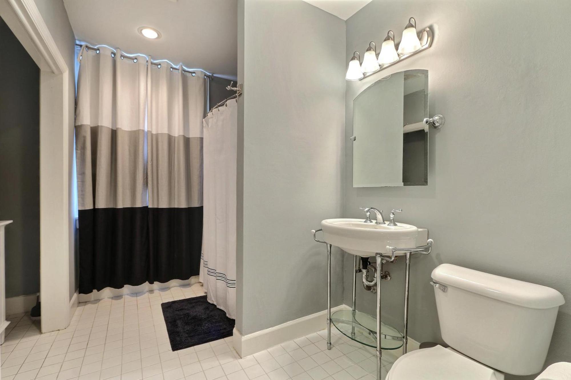 17 E Jones Garden Apartment Savannah
