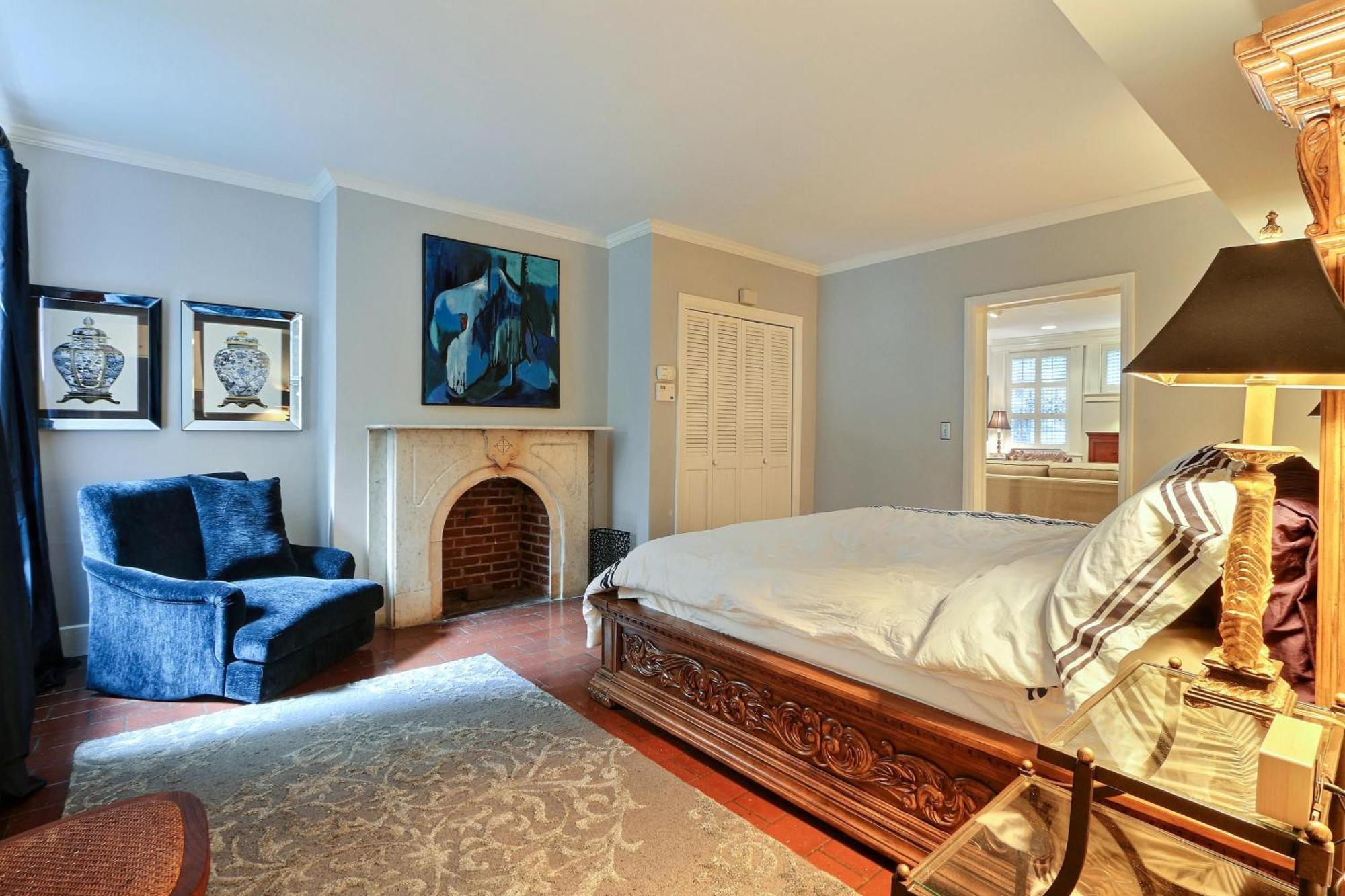 17 E Jones Garden Apartment