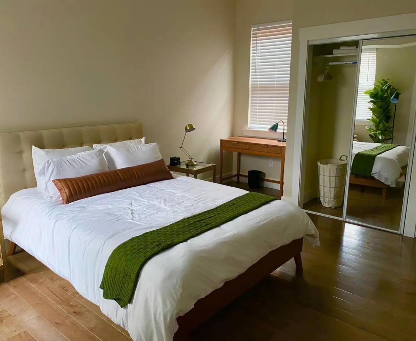Downtown, Contemporary, 2 Bedroom, Roof Terrace! 3b *