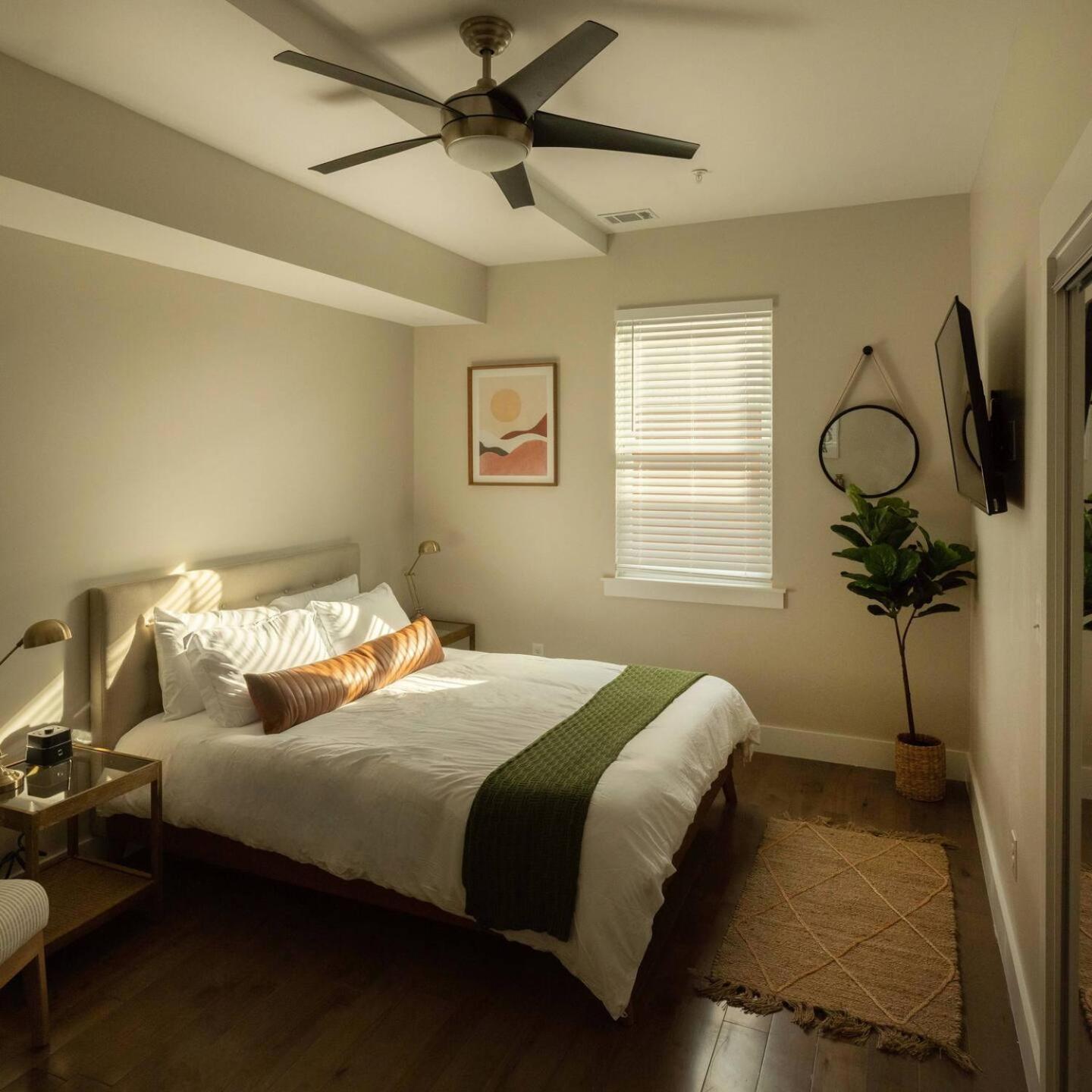 Downtown, Contemporary, 2 Bedroom, Roof Terrace! 3b