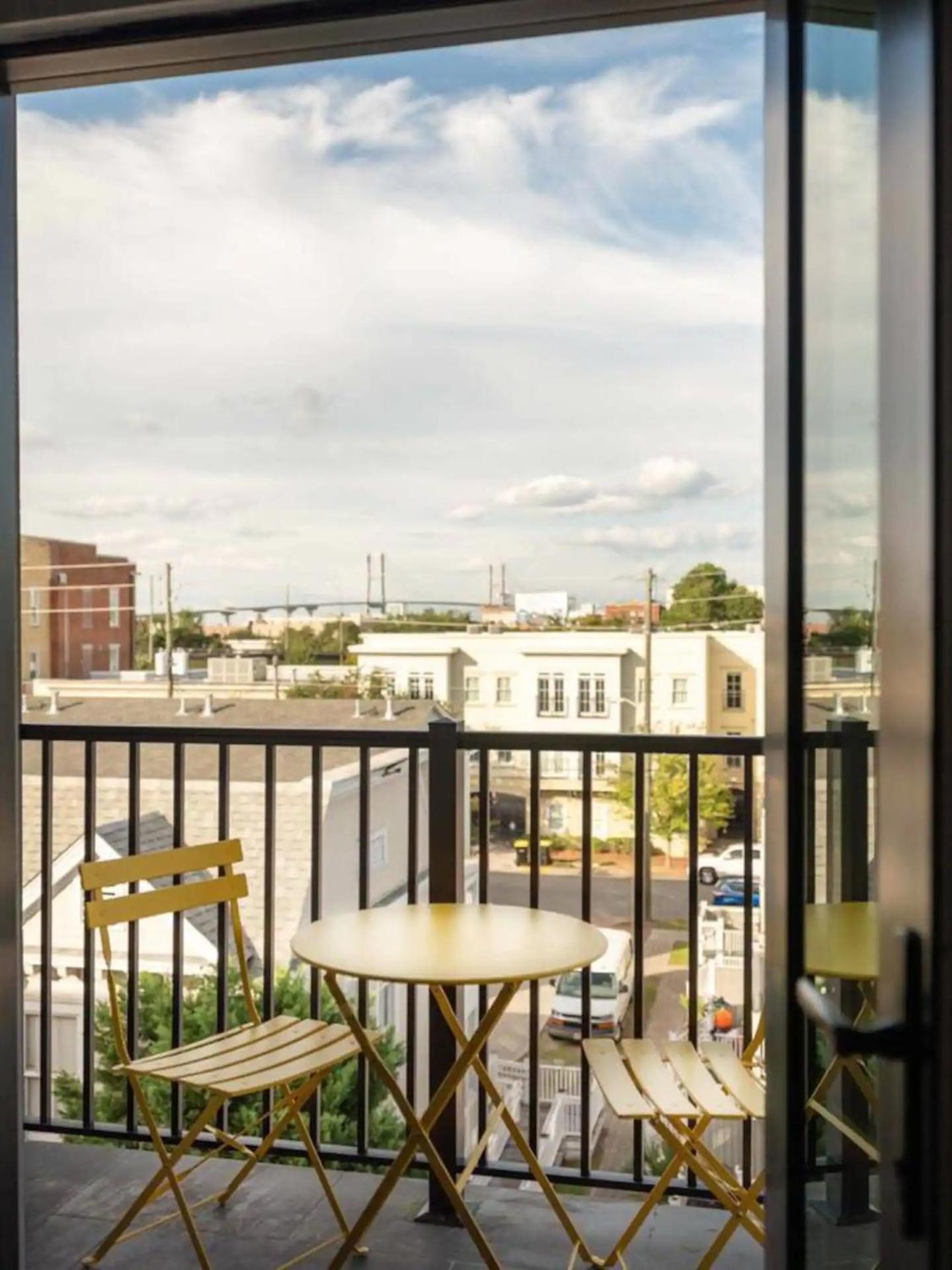 Apartment Downtown, Contemporary, 2 Bedroom, Roof Terrace! 3b Savannah
