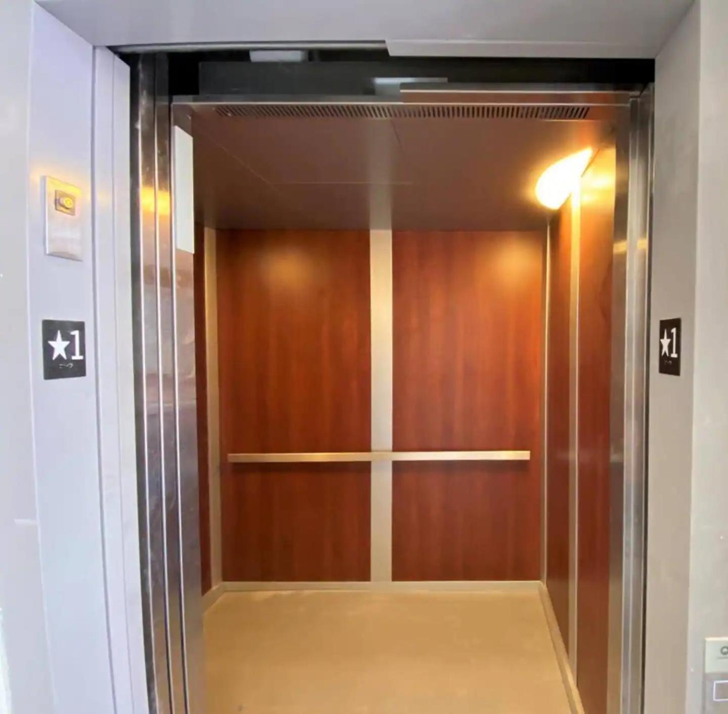 Downtown, Contemporary, 2 Bedroom, Roof Terrace! 3b