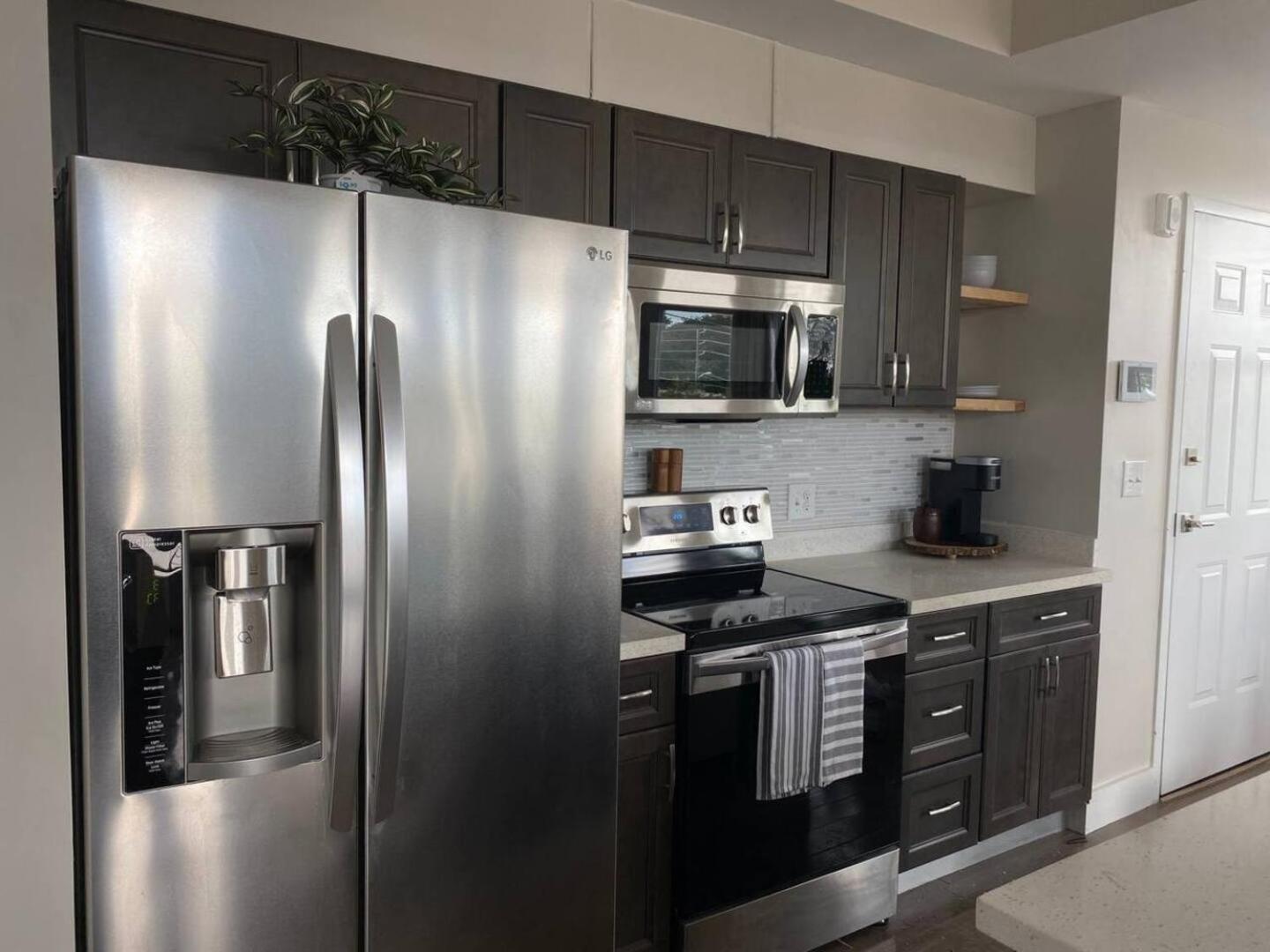 Downtown, Contemporary, 2 Bedroom, Roof Terrace! 3b Apartment *