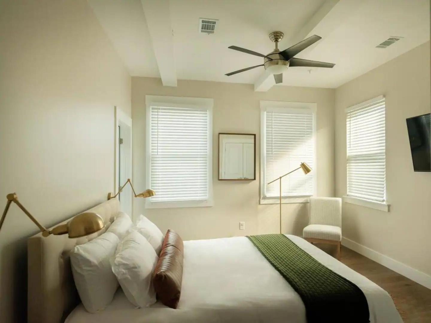 Apartment Downtown, Contemporary, 2 Bedroom, Roof Terrace! 4a *