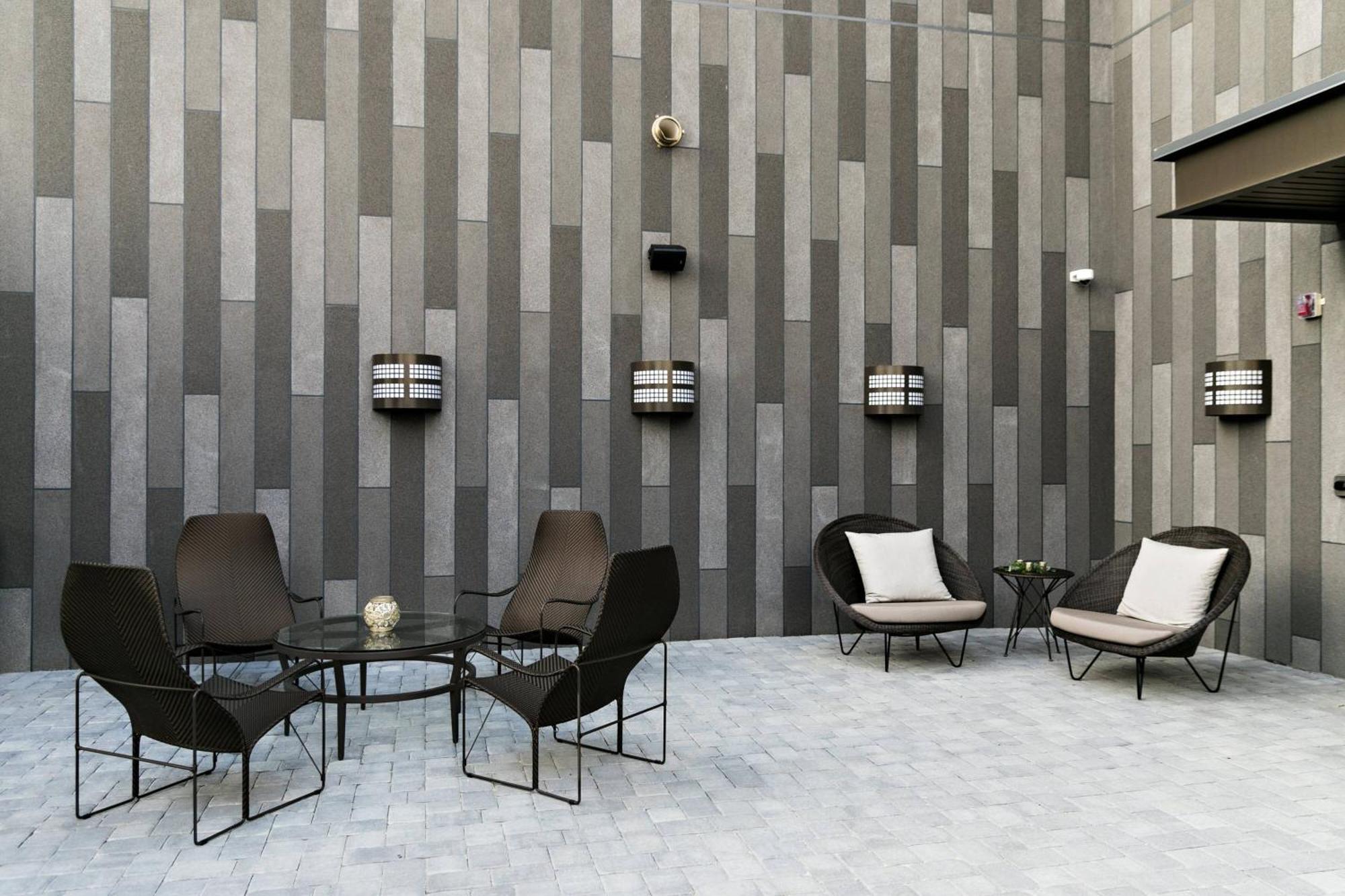 Courtyard By Marriott Airport Hotel