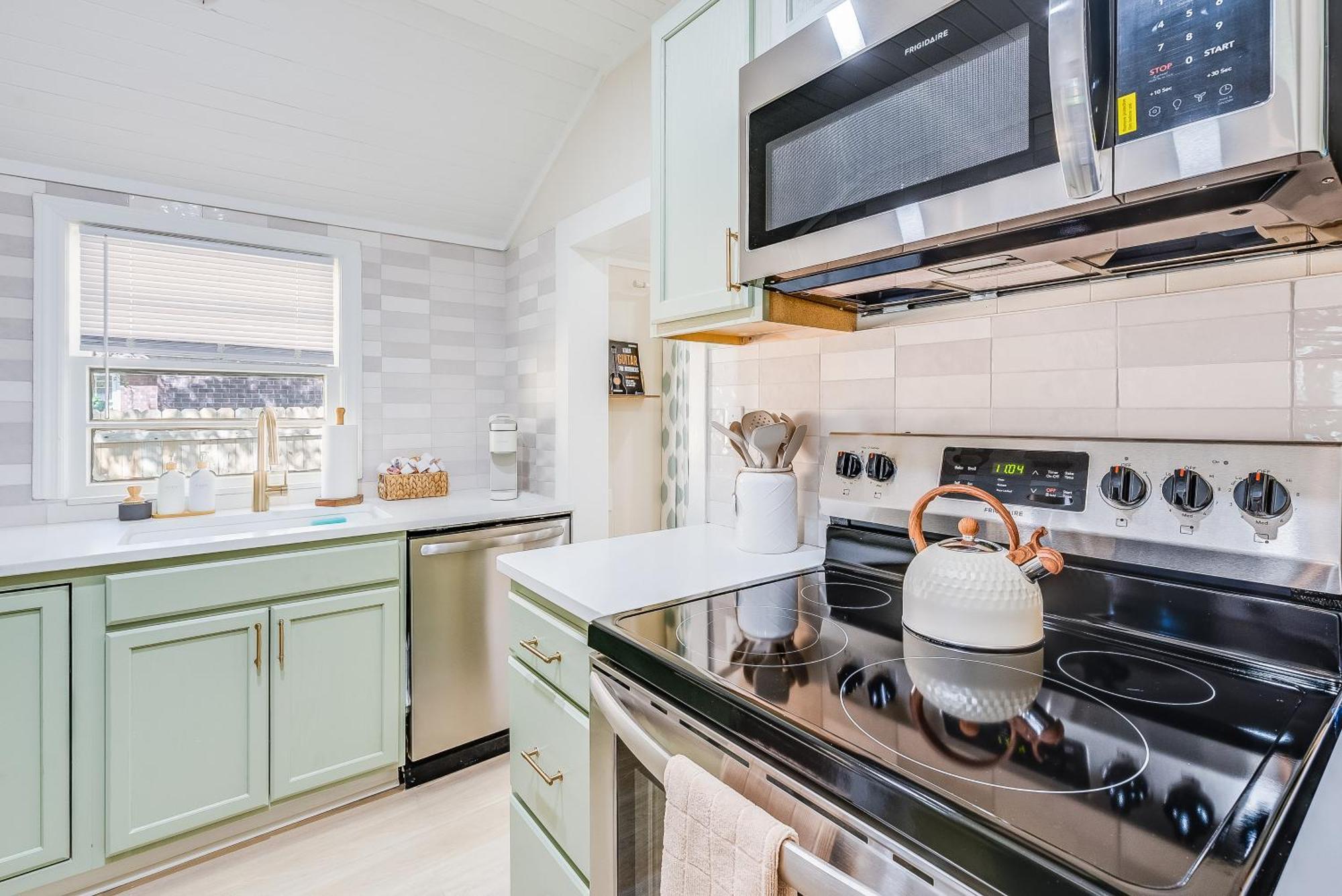 Charming & Bright 2 Bedroom - Close To Downtown - Airport