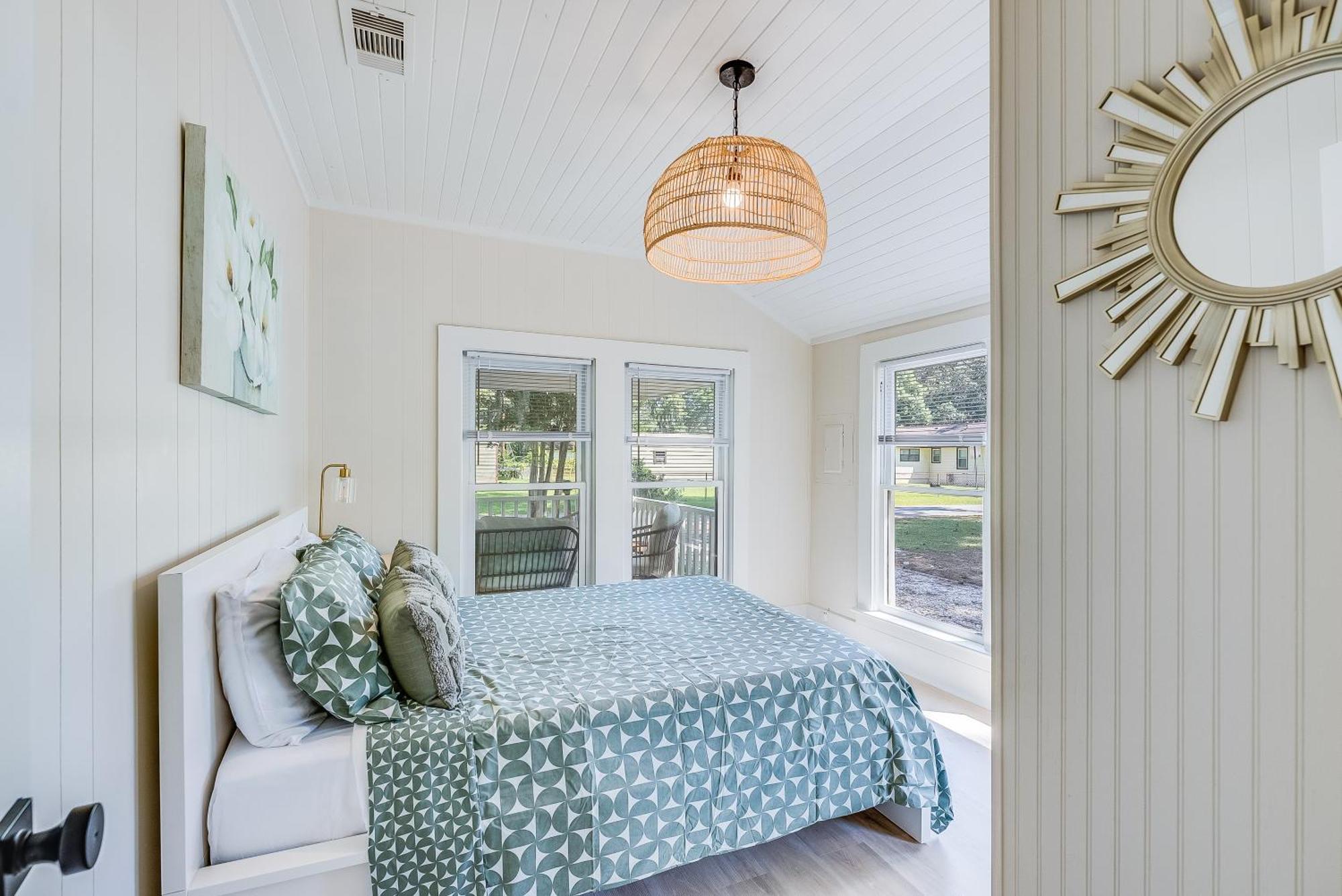 Charming & Bright 2 Bedroom - Close To Downtown - Airport