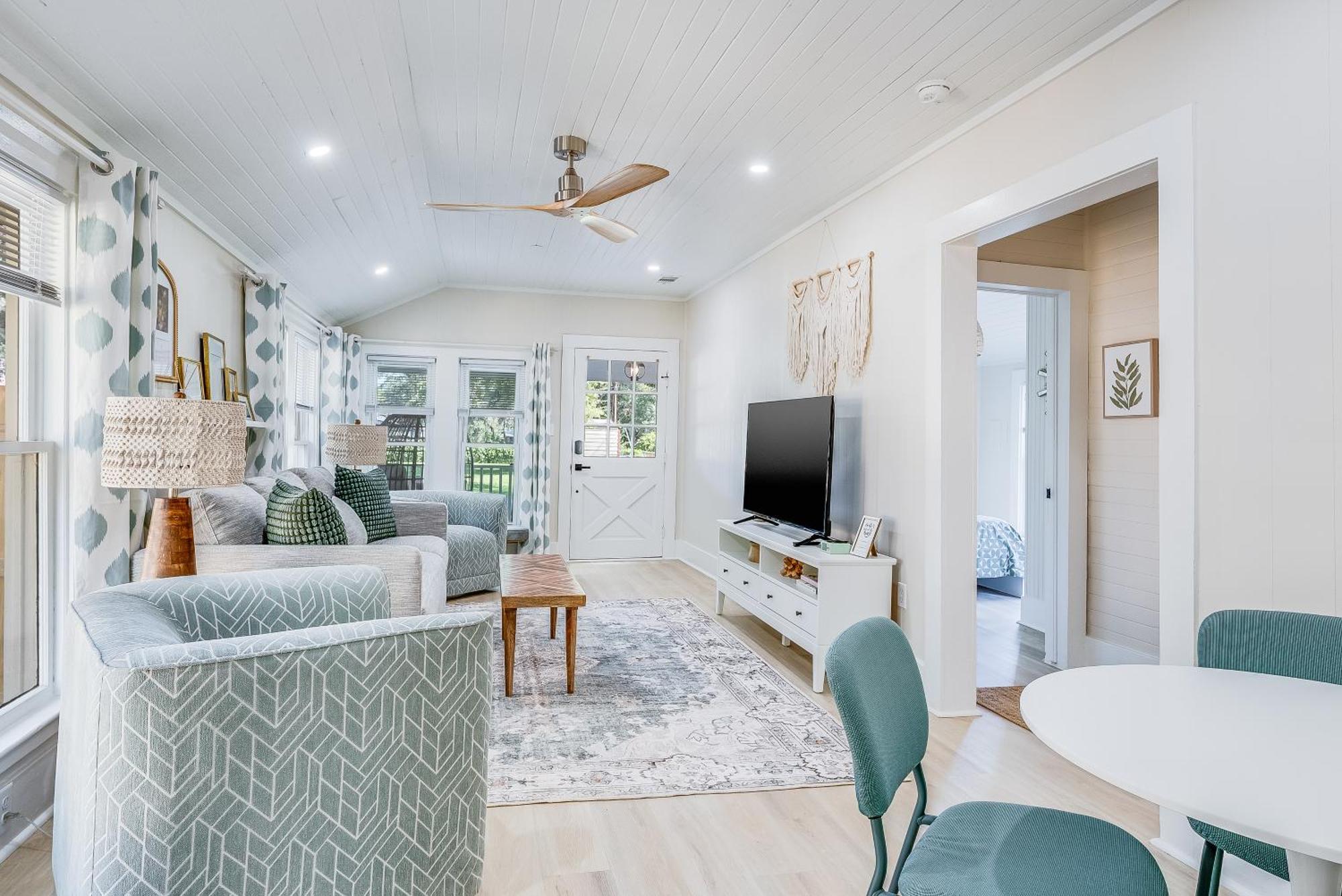 Charming & Bright 2 Bedroom - Close To Downtown - Airport *