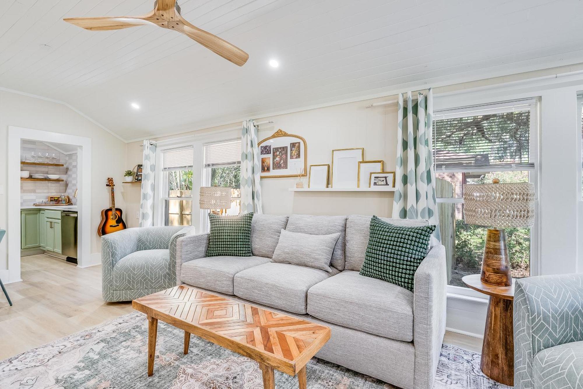 Charming & Bright 2 Bedroom - Close To Downtown - Airport