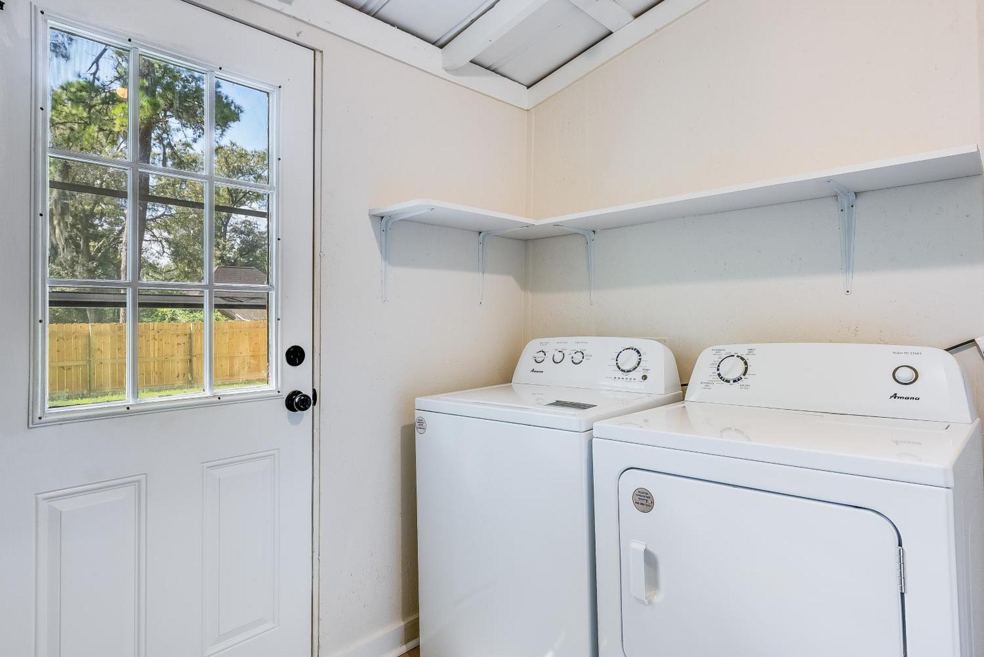 Charming & Bright 2 Bedroom - Close To Downtown - Airport Holiday home
