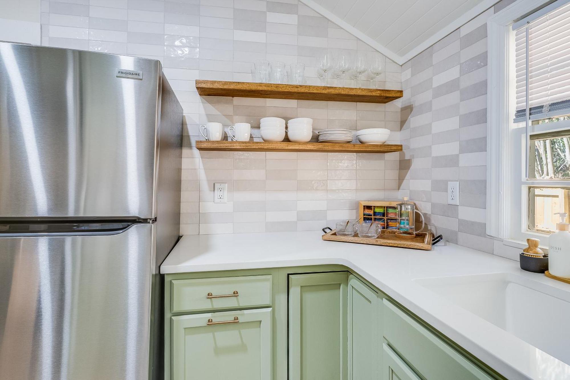 Charming & Bright 2 Bedroom - Close To Downtown - Airport *