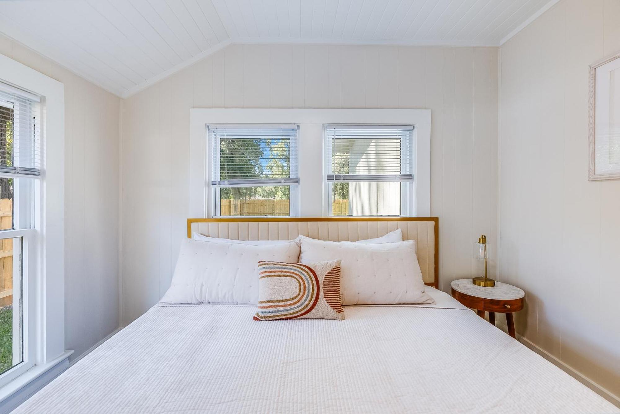 Charming & Bright 2 Bedroom - Close To Downtown - Airport