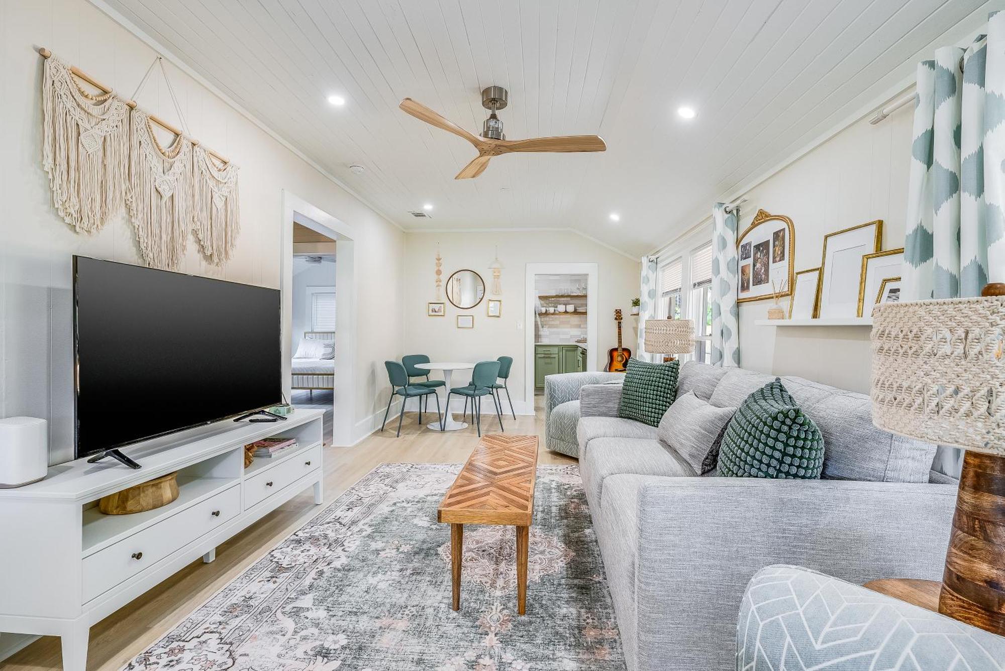 Holiday home Charming & Bright 2 Bedroom - Close To Downtown - Airport *