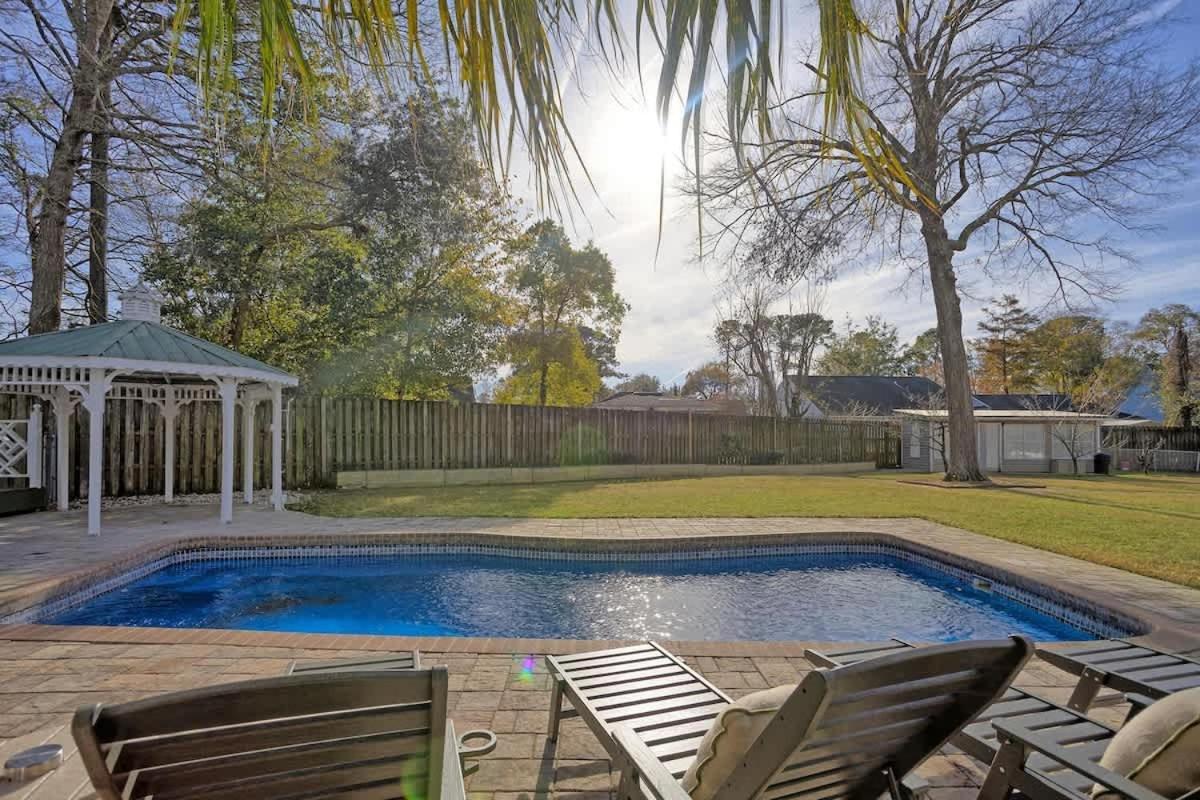 Family & Dog-friendly House W Pool & Entertainment Galore! Halfway To Downtown And Tybee Holiday home *