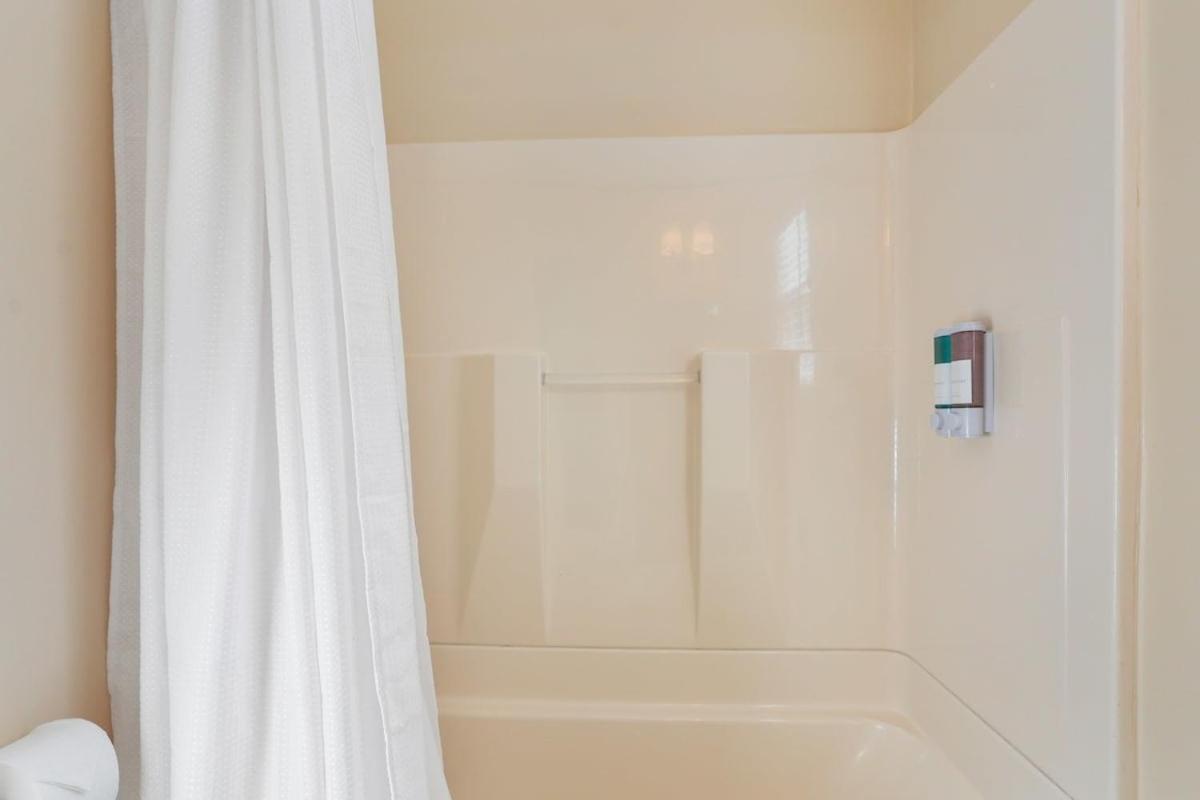Family & Dog-friendly House W Pool & Entertainment Galore! Halfway To Downtown And Tybee Savannah