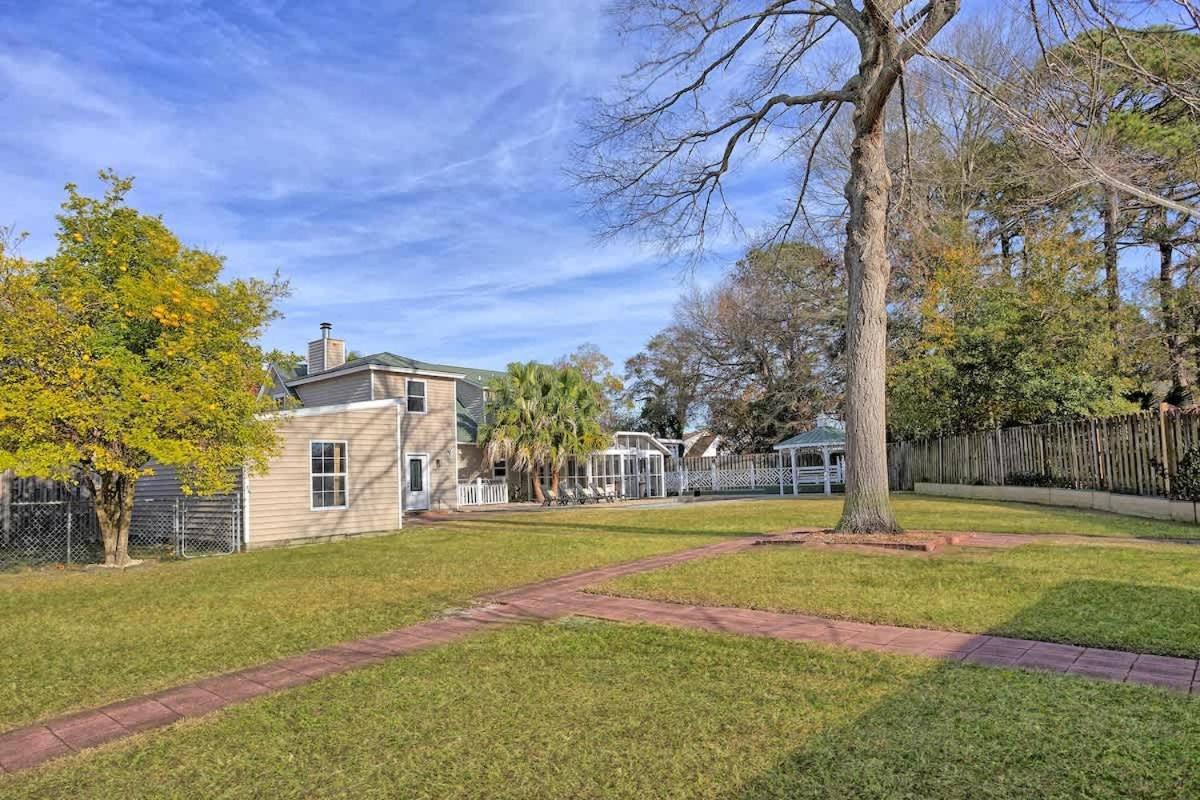 Family & Dog-friendly House W Pool & Entertainment Galore! Halfway To Downtown And Tybee *