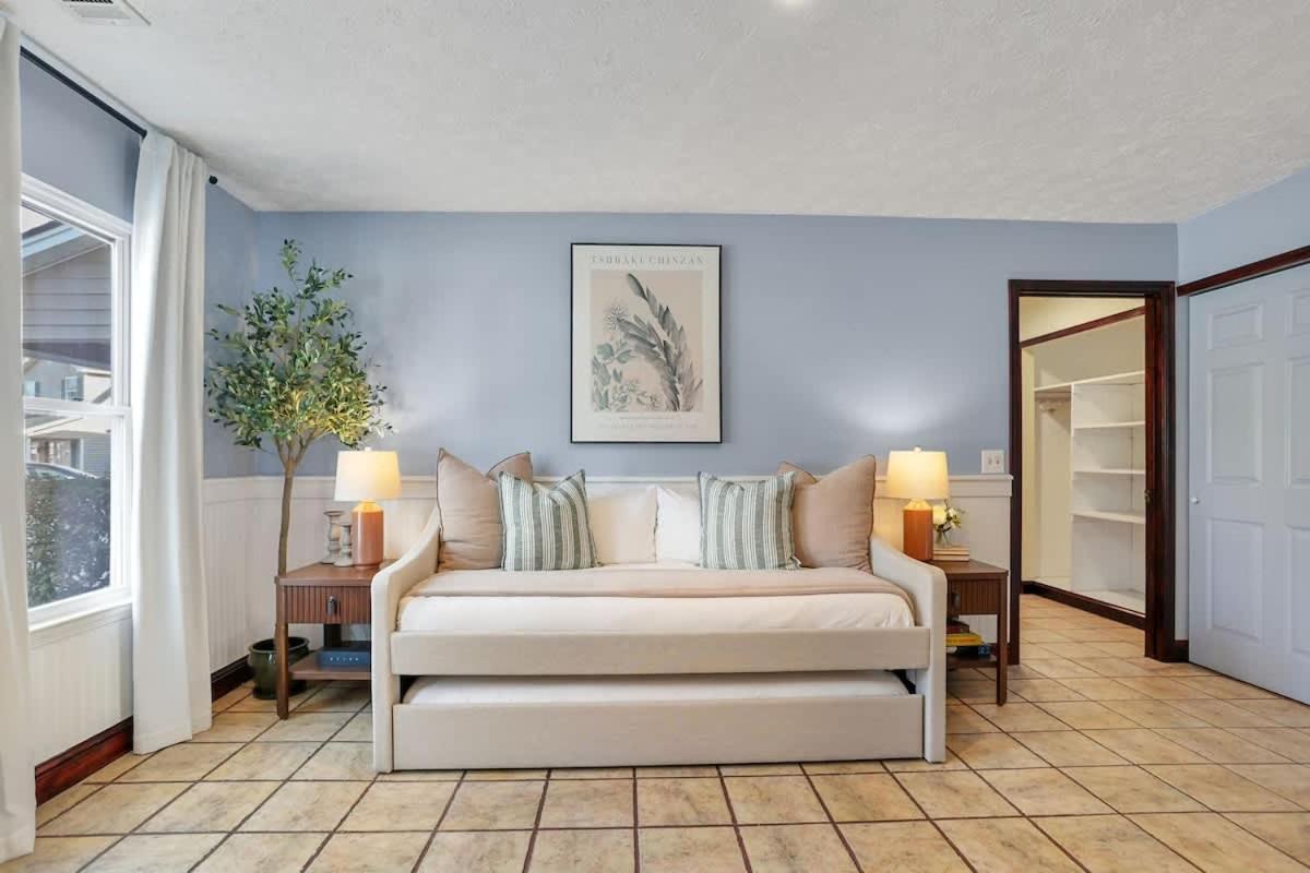 Family & Dog-friendly House W Pool & Entertainment Galore! Halfway To Downtown And Tybee Holiday home