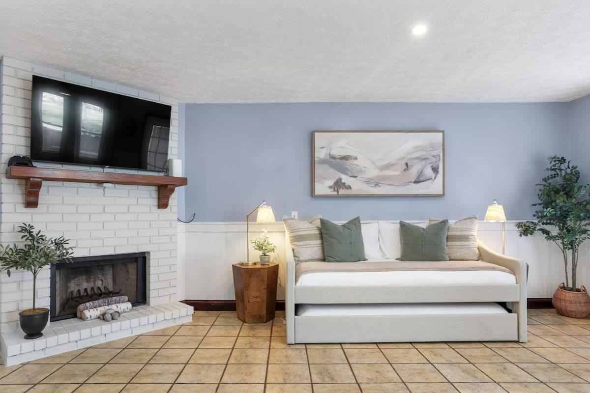 Family & Dog-friendly House W Pool & Entertainment Galore! Halfway To Downtown And Tybee Holiday home *