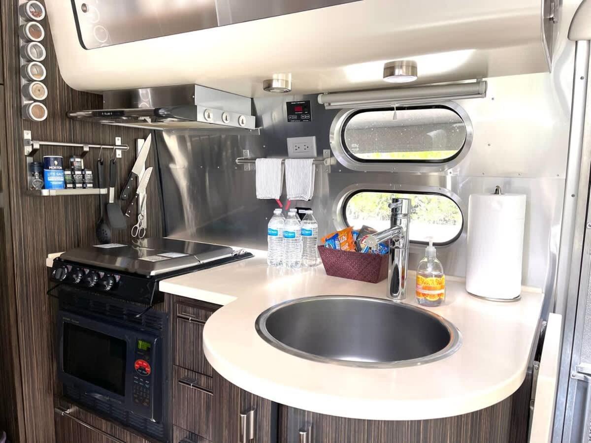 Campsite Silver Belle Airstream Glamper Near Tybee & Savannah