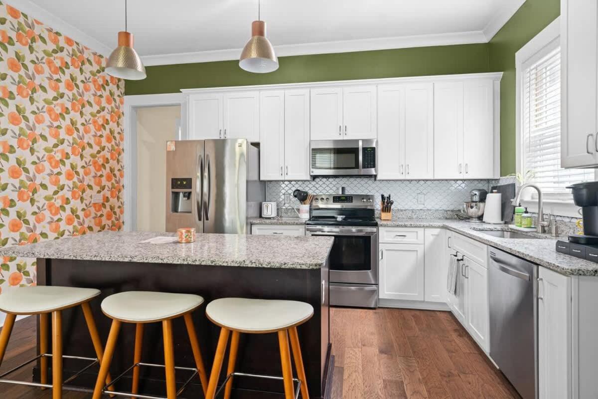 Holiday home Renovated Dog Friendly Duplex Near Food & Fun Fully Fenced Yard And Private Parking Savannah